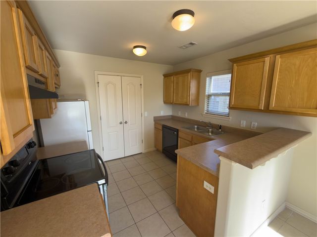 902 Oakwood Street, Centerton, AR 72719