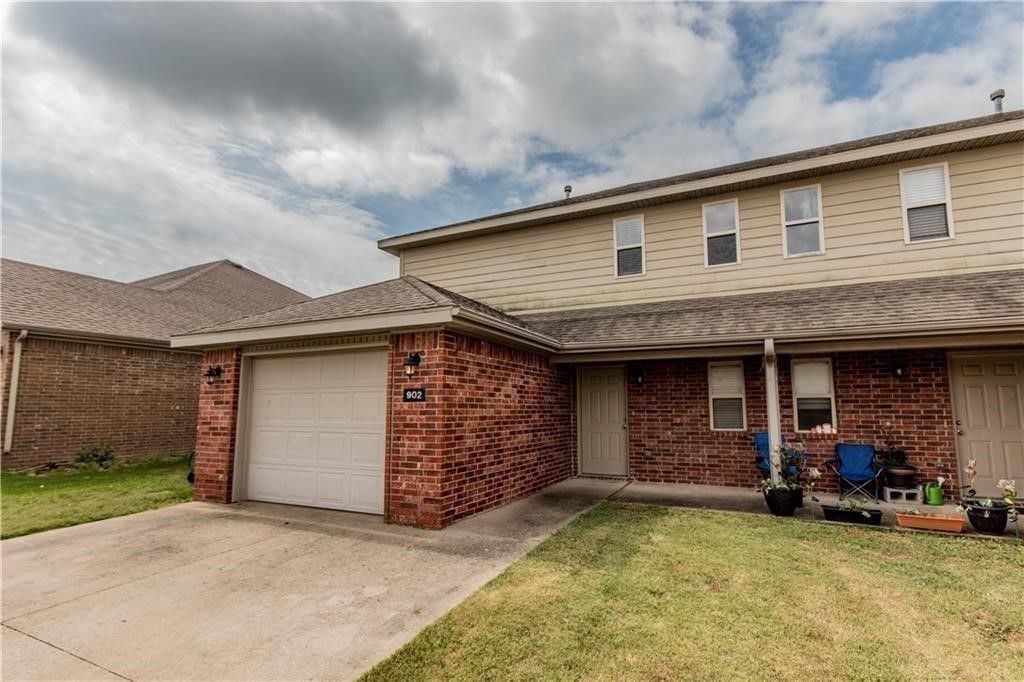 902 Oakwood Street, Centerton, AR 72719
