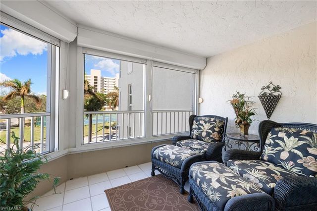 25 Bluebill AVE A-204, Naples, FL 34108