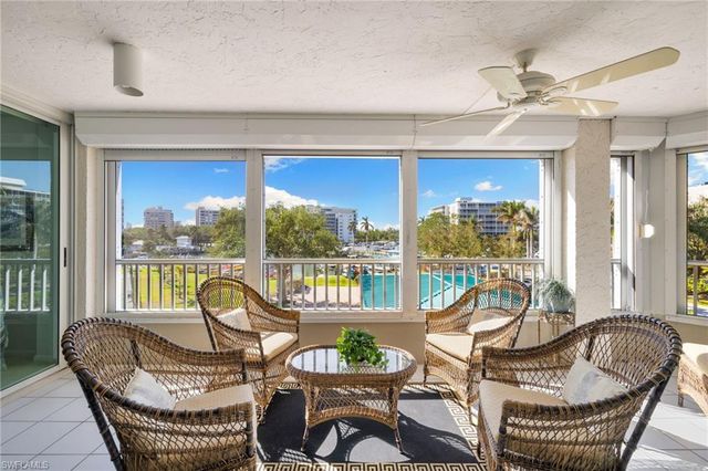 25 Bluebill AVE A-204, Naples, FL 34108