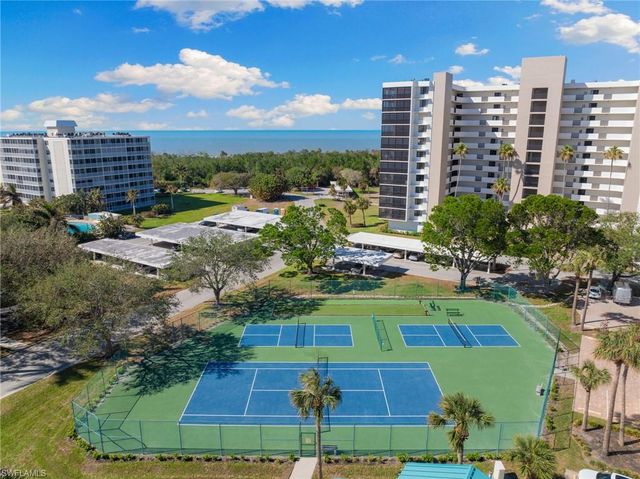 25 Bluebill AVE A-204, Naples, FL 34108