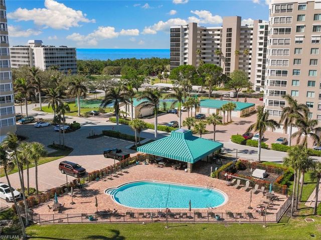 25 Bluebill AVE A-204, Naples, FL 34108