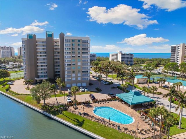 25 Bluebill AVE A-204, Naples, FL 34108