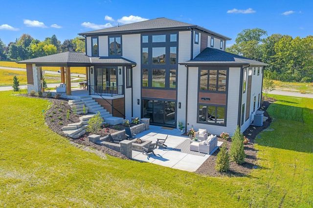 W188N5040 Red Crown TRAIL, Menomonee Falls, WI 53051