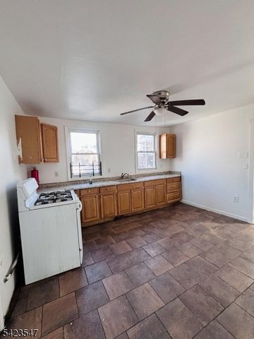 9 Sparrow St, Paterson City, NJ 07524