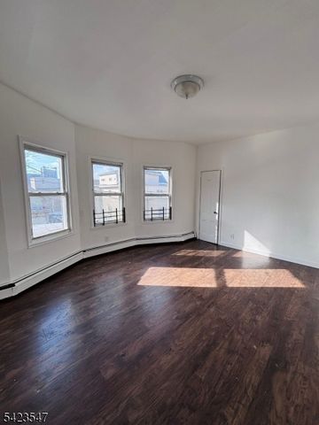 9 Sparrow St, Paterson City, NJ 07524