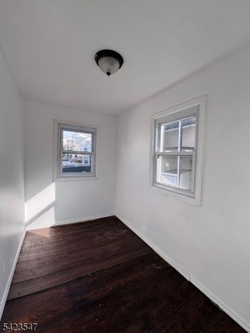 9 Sparrow St, Paterson City, NJ 07524