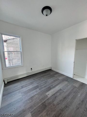 9 Sparrow St, Paterson City, NJ 07524