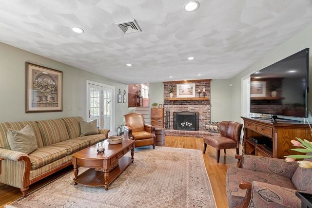 42 Canterbury Street, Andover, MA 01810