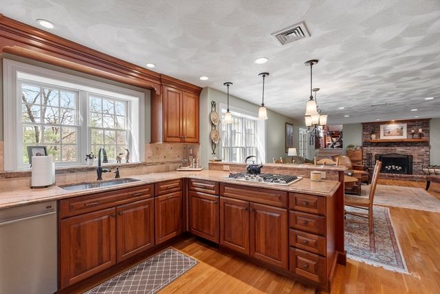 42 Canterbury Street, Andover, MA 01810