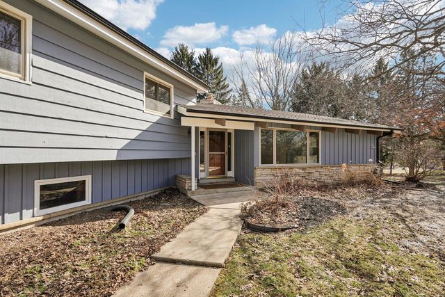 W335N5392 Wedgewood DRIVE, Nashotah, WI 53058