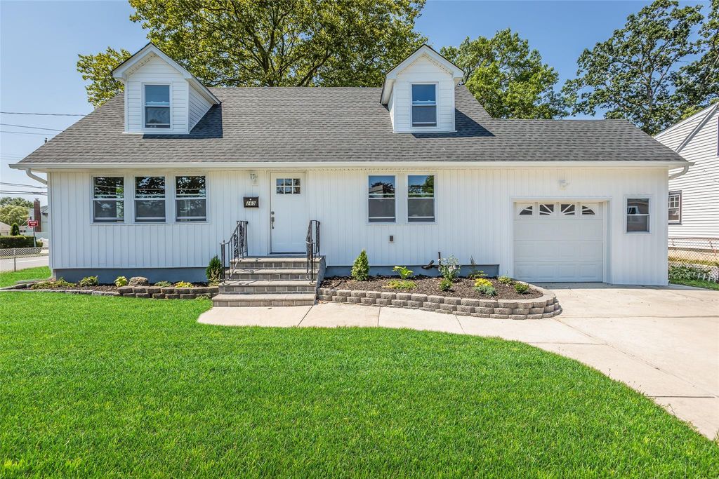 260 S Broome Avenue, Lindenhurst, NY 11757