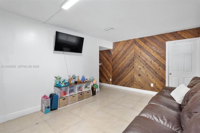 722 SW 8th St, Hallandale Beach, FL 33009