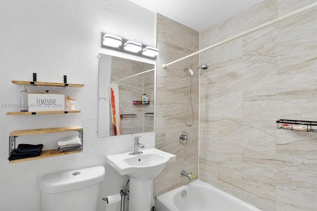 722 SW 8th St, Hallandale Beach, FL 33009