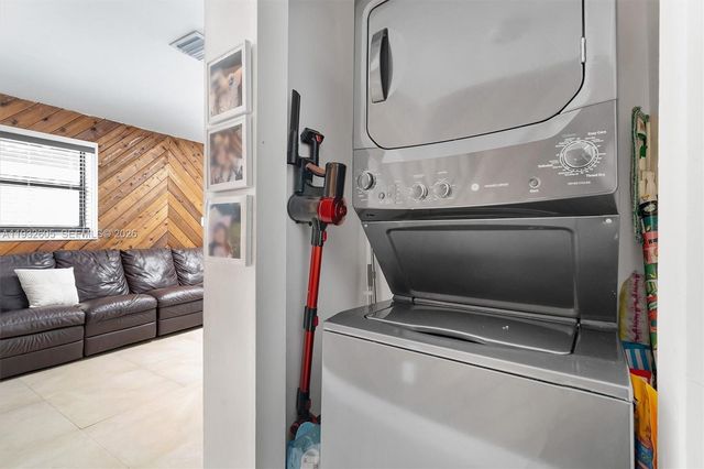 722 SW 8th St, Hallandale Beach, FL 33009