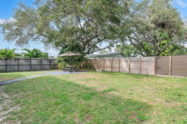 722 SW 8th St, Hallandale Beach, FL 33009