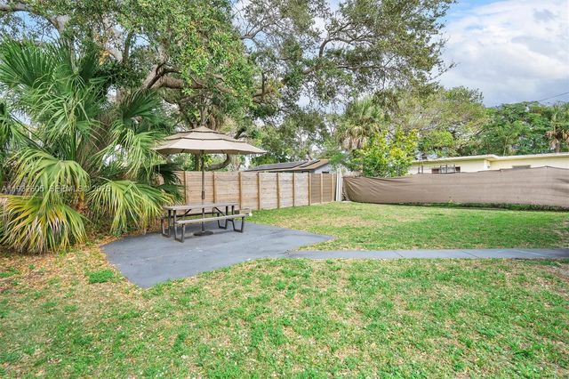 722 SW 8th St, Hallandale Beach, FL 33009