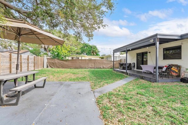 722 SW 8th St, Hallandale Beach, FL 33009