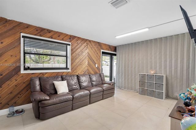 722 SW 8th St, Hallandale Beach, FL 33009