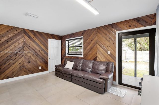 722 SW 8th St, Hallandale Beach, FL 33009