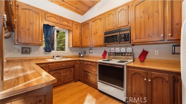 25172 Moon Drive, Crestline, CA 92325