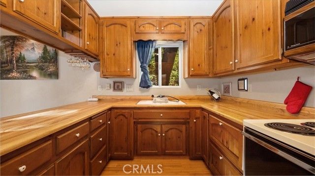 25172 Moon Drive, Crestline, CA 92325