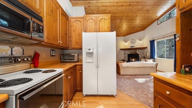 25172 Moon Drive, Crestline, CA 92325