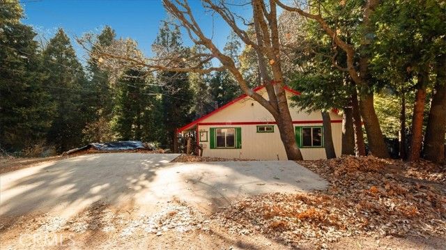 25172 Moon Drive, Crestline, CA 92325