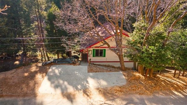 25172 Moon Drive, Crestline, CA 92325