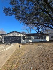 605 Colgate Drive, Lancaster, TX 75134