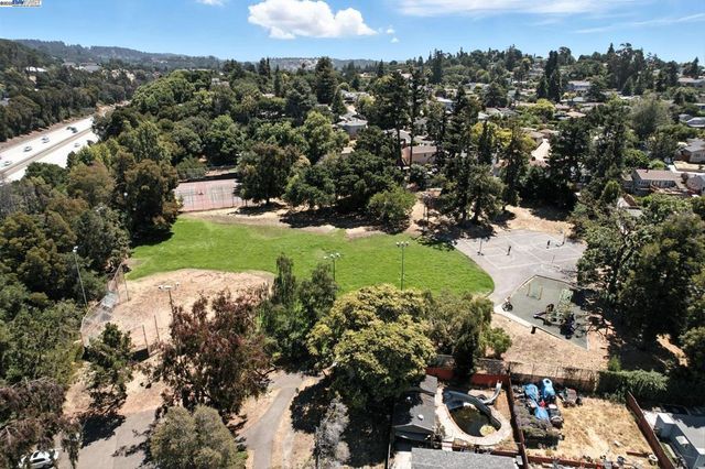 4030 Edwards Ave, Oakland, CA 94605