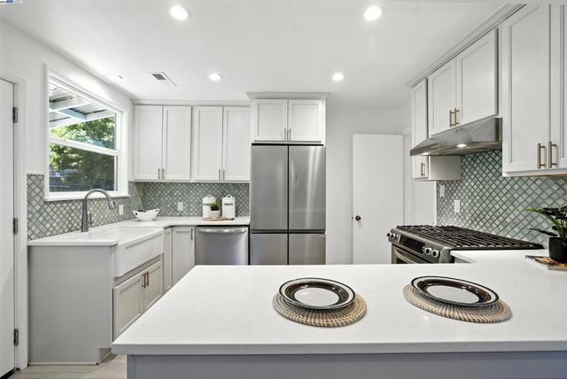 4030 Edwards Ave, Oakland, CA 94605
