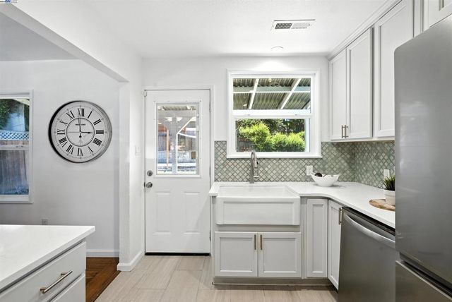 4030 Edwards Ave, Oakland, CA 94605