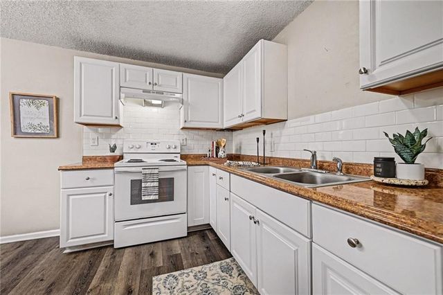 18407 E LEXINGTON Road, Independence, MO 64058