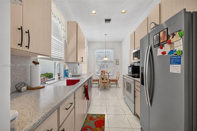 169 NW Bentley Cir, Port St. Lucie, FL 34986