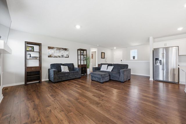 680 N 11TH Circle, Springfield, NE 68059