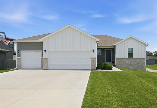 680 N 11TH Circle, Springfield, NE 68059