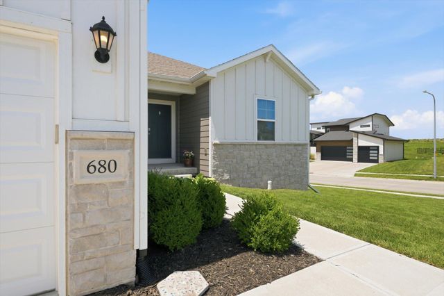 680 N 11TH Circle, Springfield, NE 68059