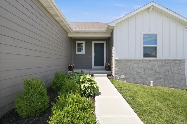 680 N 11TH Circle, Springfield, NE 68059