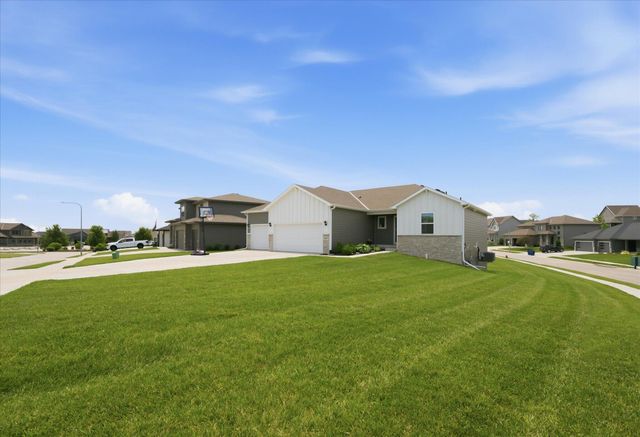 680 N 11TH Circle, Springfield, NE 68059
