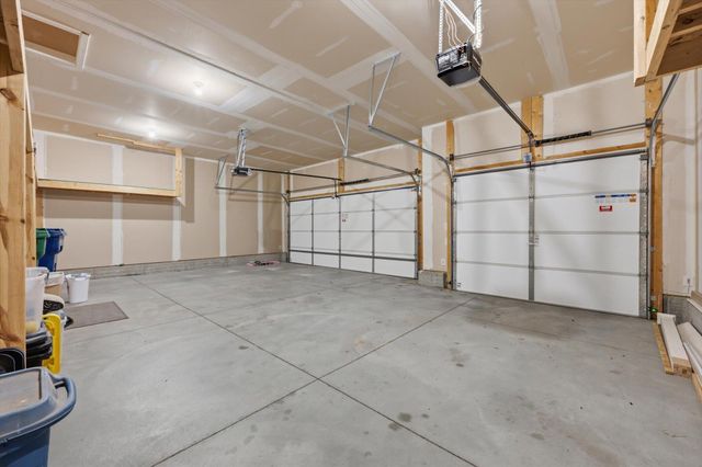 680 N 11TH Circle, Springfield, NE 68059