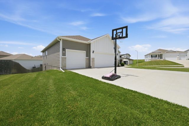 680 N 11TH Circle, Springfield, NE 68059