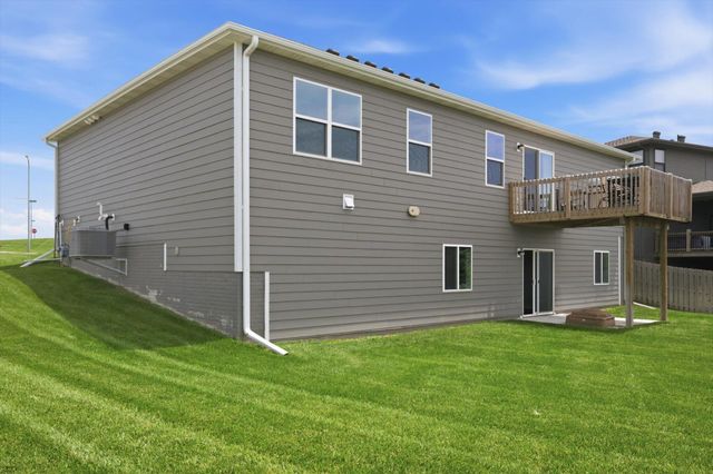 680 N 11TH Circle, Springfield, NE 68059