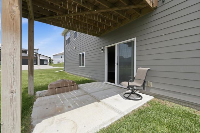 680 N 11TH Circle, Springfield, NE 68059
