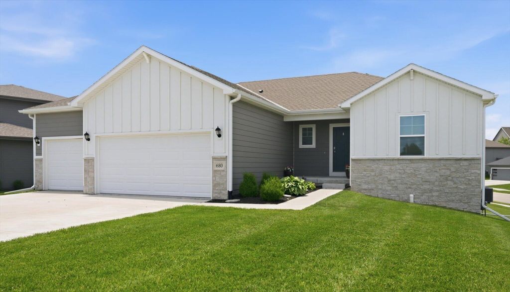 680 N 11TH Circle, Springfield, NE 68059