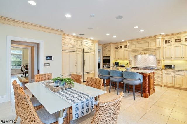 9 Bishops Ln, Millburn Twp., NJ 07078