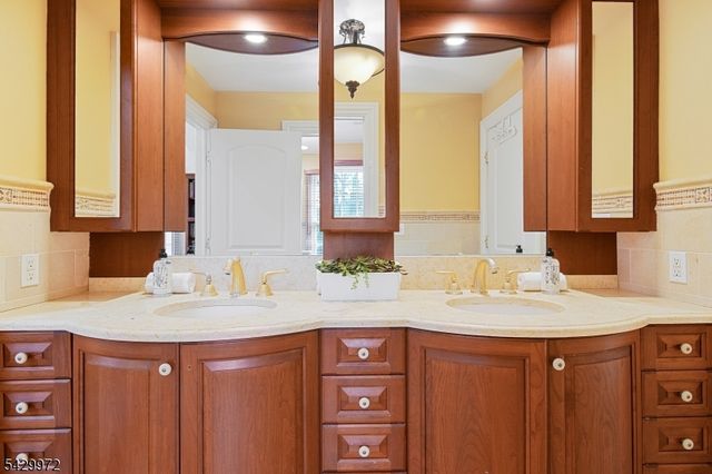 9 Bishops Ln, Millburn Twp., NJ 07078