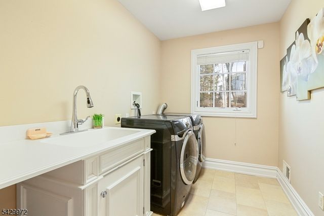9 Bishops Ln, Millburn Twp., NJ 07078