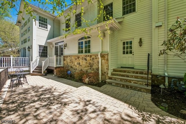 9 Bishops Ln, Millburn Twp., NJ 07078
