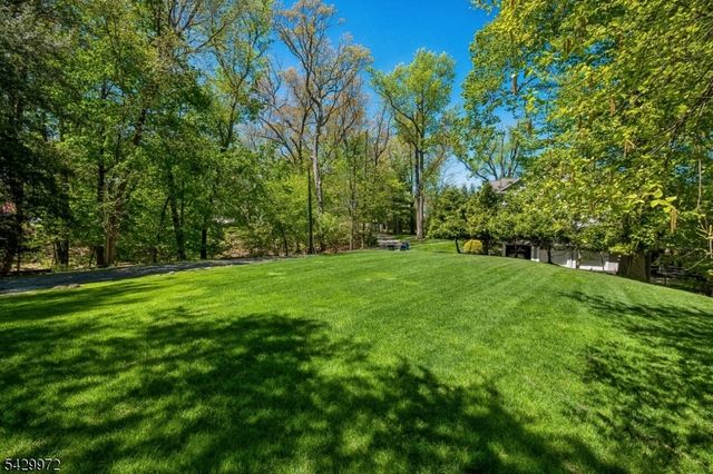 9 Bishops Ln, Millburn Twp., NJ 07078